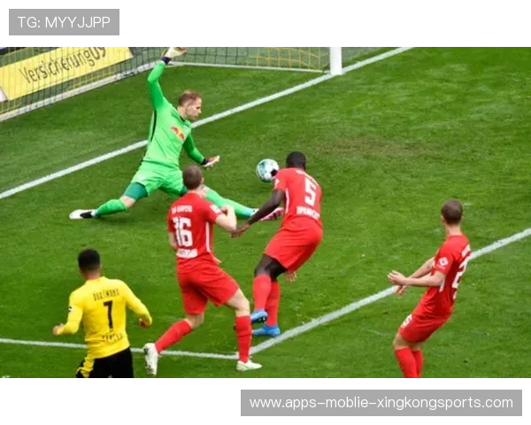 多特雷纳插上劲射皮球直挂死角：球场瞬间的传奇诞生